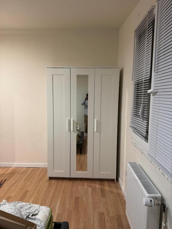 Armoire à porte miroir et fenêtre de la chambre de CASA PONTEL