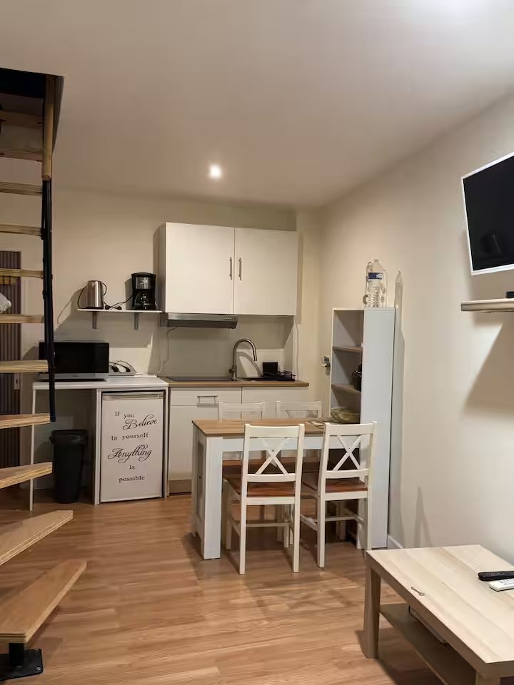 Kitchenette équipée de CASA PONTEL : plaques, hotte, micro-ondes et réfrigérateur