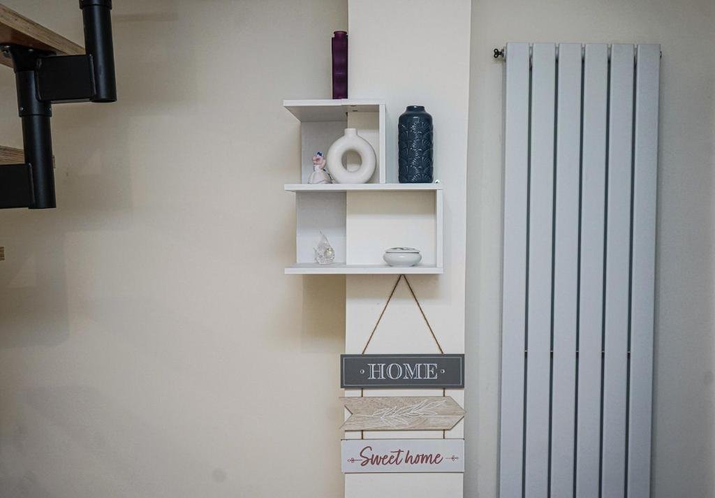 Étagères décoratives et radiateur design du séjour de CASA PONTEL