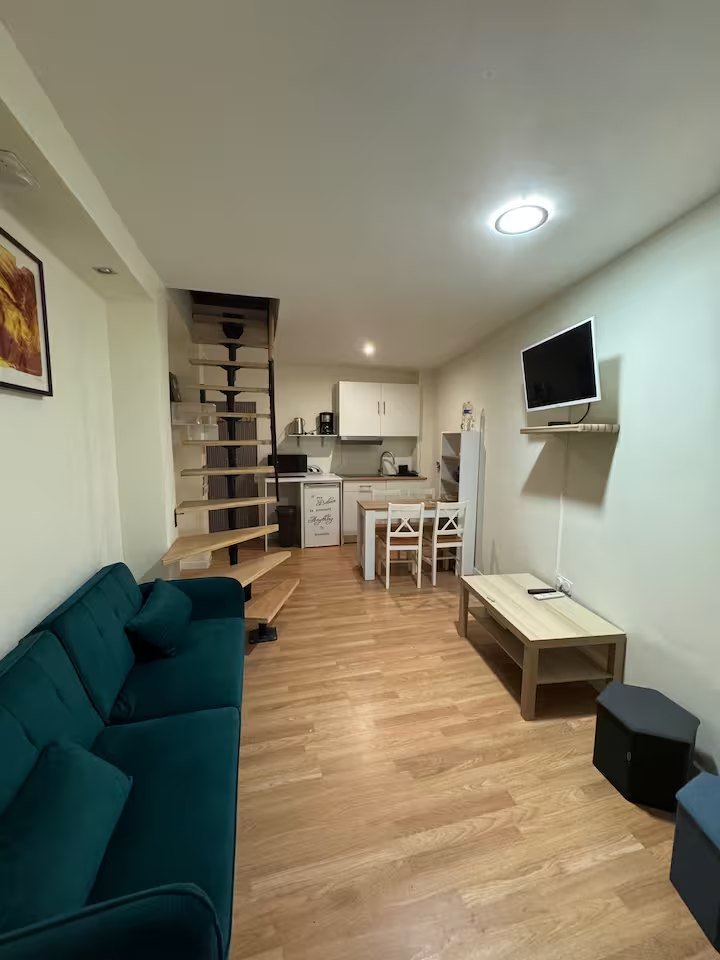 Vue en enfilade du séjour de CASA PONTEL, du canapé à la kitchenette